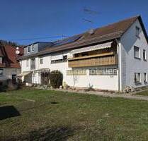 Ausbaupotential vorhanden: Einfamilienhaus in Grenzbauweise, 3 Garagen und Garten - Neckartenzlingen