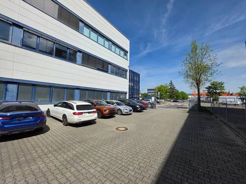 Parkplätze vor Werkstatt Ostseite - 