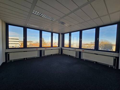 Büroräume im 2. OG (renovierbar auf Wunsch) - 