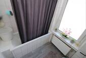 Badezimmer mit Wanne - Etagenwohnung mit 76,00 m&sup2; in Duisburg zur Miete