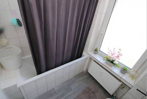 Badezimmer mit Wanne - Etagenwohnung mit 76,00 m&sup2; in Duisburg zur Miete