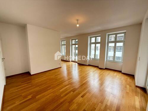 Zimmer - Altbauflair trifft Wohnkomfort - Zwei Zimmer, zwei Balkone und modernes Ambiente