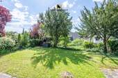 Garten mit Möglichkeiten zum Spielen und Gemüse anpflanzen - 8 Zimmer Mehrfamilienhaus, Wohnhaus in Stuttgart