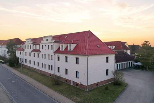 Blick von der Straße - Geräumige 3 Raumwohnung mit extra viel Nutzfläche für Ihre Hobbys