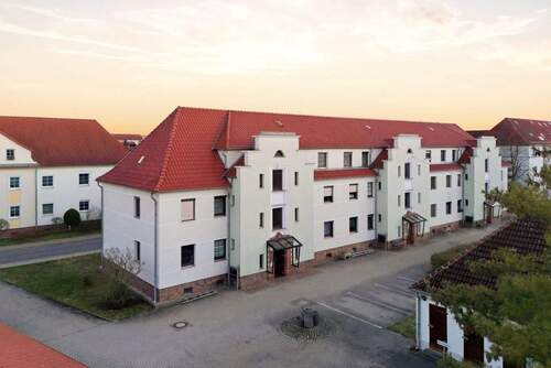 Blick zum Haus - 3 Zimmer Etagenwohnung zum Kaufen in Gröditz