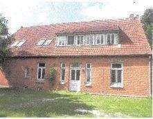 Bild1, 8333 - Zwangsversteigerung - Ehemaliges Bauernhaus mit einem Anbau, umgebaut zu drei Wohnungen