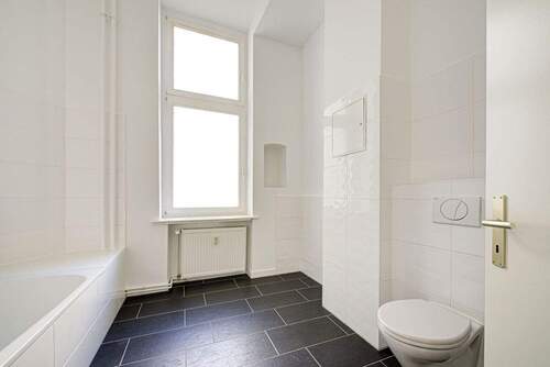 Modernes Wannenbad - 2 Zimmer Etagenwohnung in Berlin