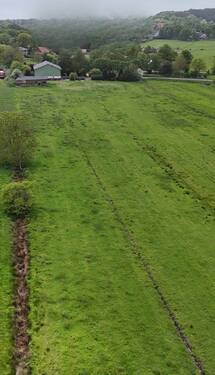 Land mit Blick zum Hof - 