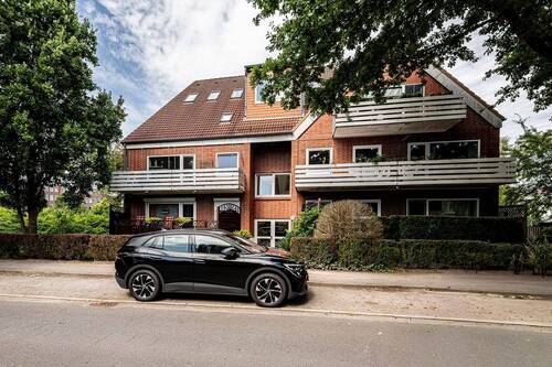 Straßenansicht 1 - Gut aufgeteilte Dreizimmerwohnung mit Süd-Terrasse und Tiefgaragenstellplatz