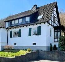 Einfamilienhaus auf großzügigem Grundstück mit modernisierten Elementen - Olpe