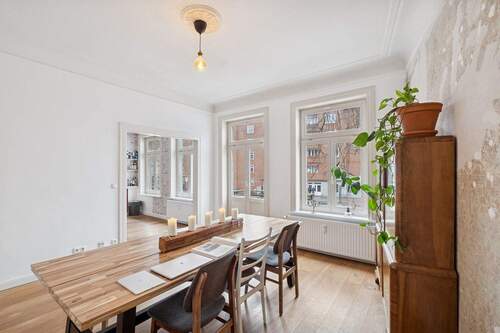 Wohnzimmer mit großer Fensterfront und offener Küche - Frei geliefert! Stilvolles Altbaujuwel mit großem Gartenanteil in zentraler Lage von Bahrenfeld