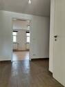 Flur im Erdgeschoss mit Blick ins Gäste-/Arbeitszimmer - 