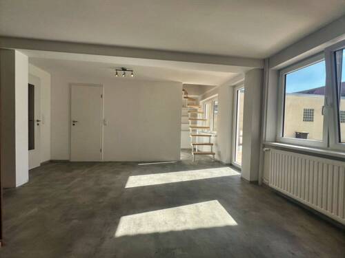 Wohnbereich mit Wendeltreppe ins Obergeschoss - 