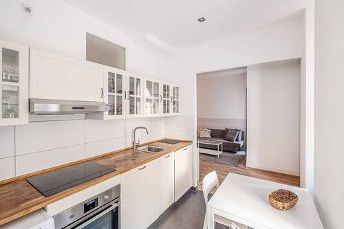 Halbgeöffnete Küche mit Essbereich - 1 Zimmer Etagenwohnung zum Kaufen in Berlin