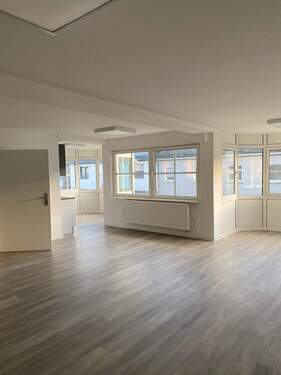 IMG_2977.jpg - großzügig geschnittene Wohnung zu vermieten