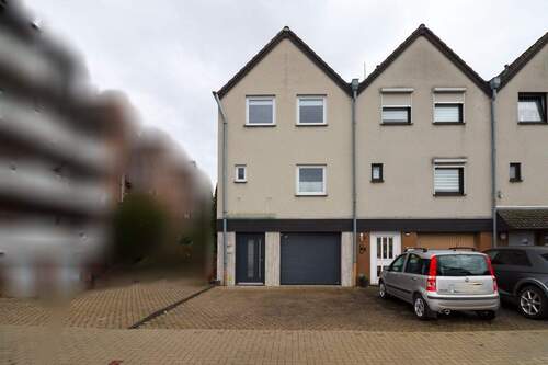 Hausansicht - Reihenendhaus mit Splitlevel-Architektur, Garage und Garten