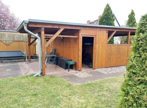Doppel-Carport mit Schuppen und Freisitz - 