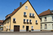 Front - Auf Sachwert setzen - Großzügiges Mehrfamilienhaus mt 4 Wohneinheiten im Herzen von Eibelstadt!