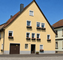 Auf Sachwert setzen - Großzügiges Mehrfamilienhaus mt 4 Wohneinheiten im Herzen von Eibelstadt!