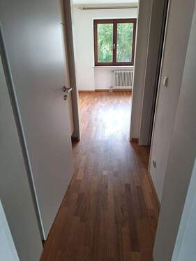 Durchgang mit Einbauschränken - 