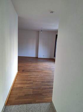 Blick von Flur ins Wohnzimmer - 2 Zimmer Etagenwohnung zum Kaufen in Starnberg