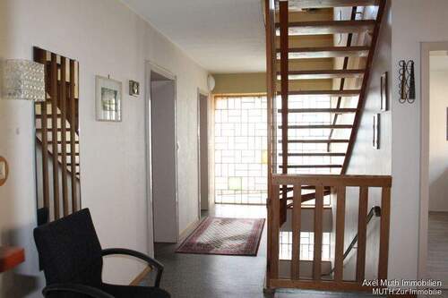 Treppe zum Dachgeschoss u. Keller - 