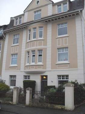 Hausansicht mit Eingangsbereich - Geräumige 3,5-Zi.-Whg. mit Altbauflair in zentraler Lage – Nähe Kreishaus!