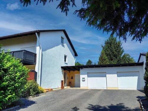 Einfahrt und Garage - 