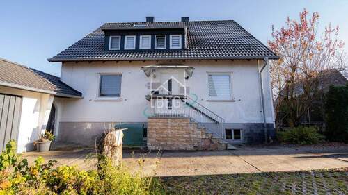 Aussenansicht vorne - Zweifamilienhaus mit großem Potenzial und Garten in Crailsheim-Altenmünster