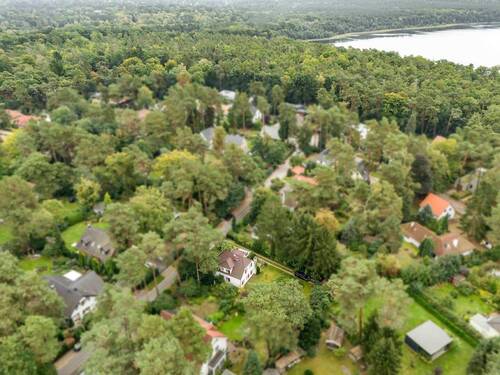 Luftaufnahme der Immobilie und der Umgebung - 