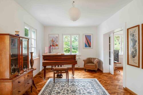 Raum neben dem Wohnzimmer mit einem Klavier - 6 Zimmer Einfamilienhaus in Potsdam