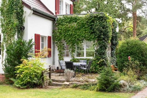 Blick vom Garten auf die Terrasse - 