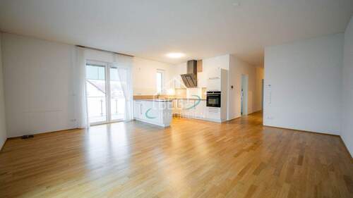 Wohnbereich - Modern & barrierefrei: 3,5 Zimmer mit Balkon und Tiefgarage