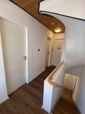 OG Flur m Treppe - 