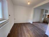 EG Wohnzimmer m Blick in Küche - 