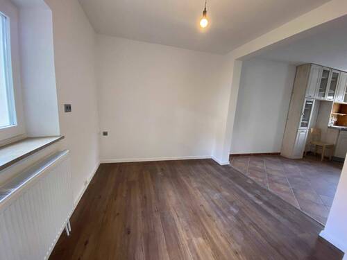 EG Wohnzimmer m Blick in Küche - 