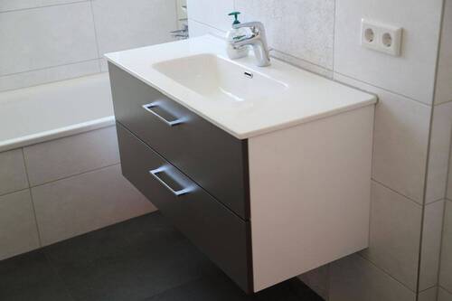 Bad - Waschb. mit Unterschrank - Top 4-Zimmer-Wohnung in Unterhaching - komplett saniert & familienfreundlich - Neubau im Altbau