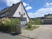 Westansicht - Modernisierte Doppelhaushälfte mit großem Garten