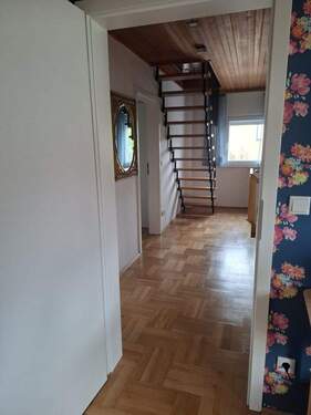 Flur OG mit Aufgang zum DG - 
