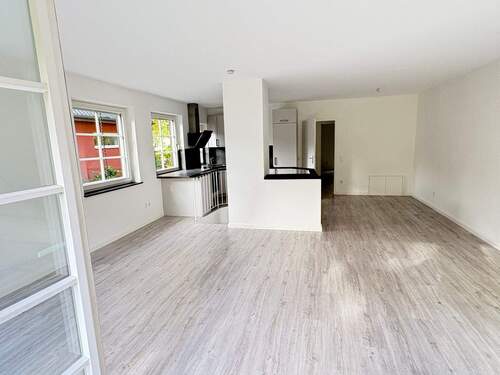 Wohnbereich mit Blick zur Küche - 2 Zimmer Etagenwohnung in Hamburg