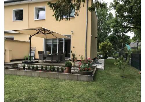 Hausansicht - Luxuriöse Doppelhaushälfte in Tempelhof