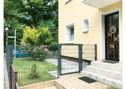 Hauseingang - 5 Zimmer Doppelhaushälfte zum Kaufen in Berlin