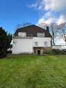 Ansicht Rückseite - Wohnhaus mit Garagen und Stellplätzen