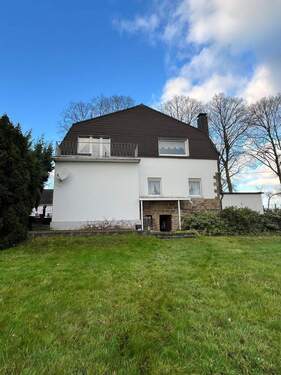 Ansicht Rückseite - Wohnhaus mit Garagen und Stellplätzen