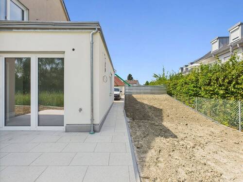 Zuwegung und Gartenfläche - 3 Zimmer Etagenwohnung in Ingolstadt