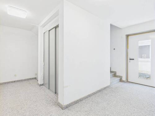 Hauseingang und Aufzug - 