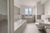 Badezimmer mit Fenster - 