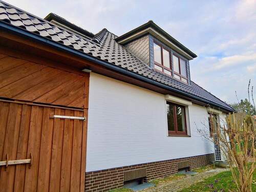 Ansicht mit Carport - 
