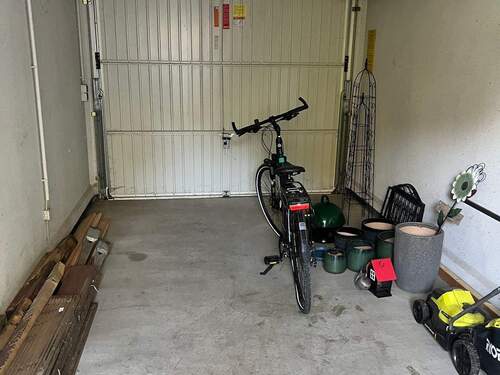 Garage mit elektr. Schwingtor - 