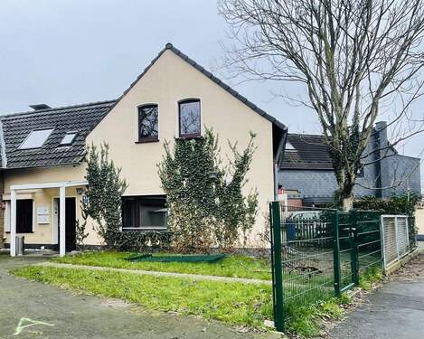 Hausansicht_Strasse - 5 Zimmer Einfamilienhaus zum Kaufen in Hilden